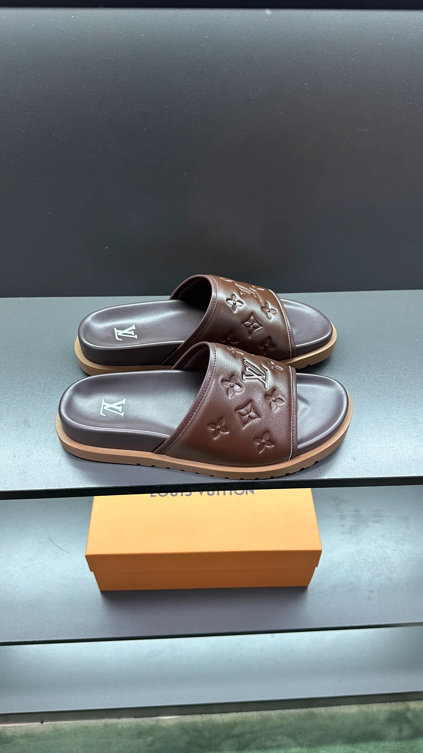 [L Home] P: 300💰Size: 38-45 Top purchasing lv men's summer slippers, classic presbyopia with soft real leather lining, unique color splicing effect, distinctive personality, fashionable and trendy essential style, light and comfortable. Lightweight and tough rubber insole, micro ridged foam outsole, super comfortable!